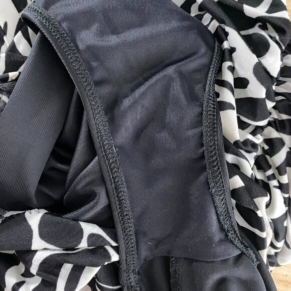 Miraclesuit One Piece Swimsuit Women's Size 10 Black White Print Ruched - Picture 8 of 8